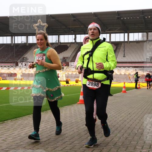 08.12.2024 - St. Pauli X-Mass-Run No. 14 Yannick Fuchs http://msf.ph/oto/7479703 08.12.2024 10:02:43 Ziel 187, 345, 349, 479, 604, 609, 1018, 1275, 2211, 2334, 2371, 2426, 2898, 3104, 3105 meine-sportfotos.de