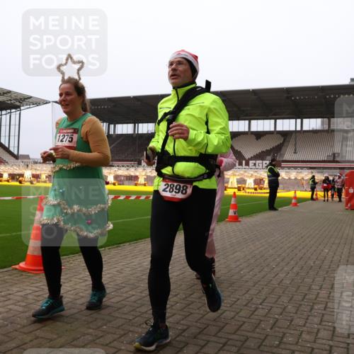 08.12.2024 - St. Pauli X-Mass-Run No. 14 Yannick Fuchs http://msf.ph/oto/7479731 08.12.2024 10:02:44 Ziel 187, 345, 349, 604, 609, 1018, 1275, 2211, 2334, 2371, 2426, 2898, 3104, 3105 meine-sportfotos.de