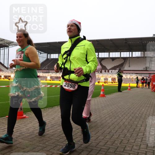 08.12.2024 - St. Pauli X-Mass-Run No. 14 Yannick Fuchs http://msf.ph/oto/7479734 08.12.2024 10:02:44 Ziel 187, 345, 349, 604, 609, 1018, 1275, 2211, 2334, 2371, 2426, 2898, 3104, 3105 meine-sportfotos.de