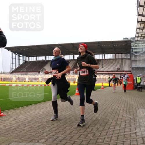 08.12.2024 - St. Pauli X-Mass-Run No. 14 Yannick Fuchs http://msf.ph/oto/7479880 08.12.2024 10:02:53 Ziel 187, 345, 349, 613, 630, 1018, 1219, 1275, 2211, 2426, 2898, 3039, 3104, 3105 meine-sportfotos.de