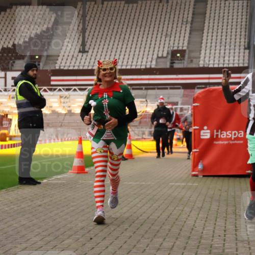 08.12.2024 - St. Pauli X-Mass-Run No. 14 Yannick Fuchs http://msf.ph/oto/7479922 08.12.2024 10:02:56 Ziel 345, 349, 613, 630, 1018, 1219, 1958, 2213, 2265, 2426, 3039, 3104, 3105 meine-sportfotos.de