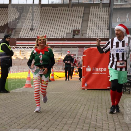 08.12.2024 - St. Pauli X-Mass-Run No. 14 Yannick Fuchs http://msf.ph/oto/7479925 08.12.2024 10:02:56 Ziel 345, 349, 613, 630, 1018, 1219, 1958, 2213, 2265, 2426, 3039, 3104, 3105 meine-sportfotos.de