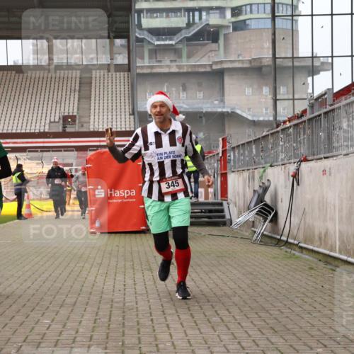 08.12.2024 - St. Pauli X-Mass-Run No. 14 Yannick Fuchs http://msf.ph/oto/7479928 08.12.2024 10:02:56 Ziel 345, 349, 613, 630, 1018, 1219, 1958, 2213, 2265, 2426, 3039, 3104, 3105 meine-sportfotos.de