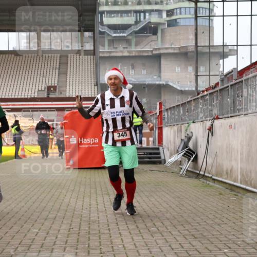 08.12.2024 - St. Pauli X-Mass-Run No. 14 Yannick Fuchs http://msf.ph/oto/7479932 08.12.2024 10:02:56 Ziel 345, 349, 613, 630, 1018, 1219, 1958, 2213, 2265, 2426, 3039, 3104, 3105 meine-sportfotos.de