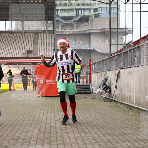 08.12.2024 - St. Pauli X-Mass-Run No. 14 Yannick Fuchs http://msf.ph/oto/7479937 08.12.2024 10:02:56 Ziel 345, 349, 613, 630, 1018, 1219, 1958, 2213, 2265, 2426, 3039, 3104, 3105 meine-sportfotos.de