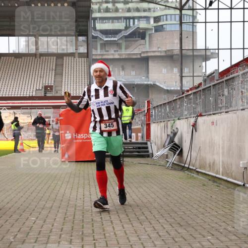 08.12.2024 - St. Pauli X-Mass-Run No. 14 Yannick Fuchs http://msf.ph/oto/7479941 08.12.2024 10:02:56 Ziel 345, 349, 613, 630, 1018, 1219, 1958, 2213, 2265, 2426, 3039, 3104, 3105 meine-sportfotos.de