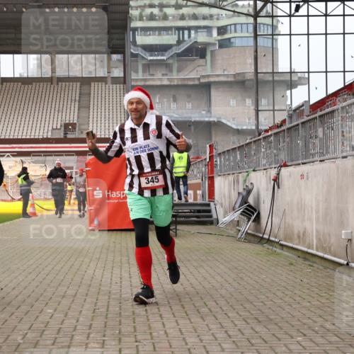 08.12.2024 - St. Pauli X-Mass-Run No. 14 Yannick Fuchs http://msf.ph/oto/7479944 08.12.2024 10:02:57 Ziel 345, 349, 613, 630, 1018, 1219, 1958, 2213, 2265, 2426, 3039, 3104, 3105 meine-sportfotos.de