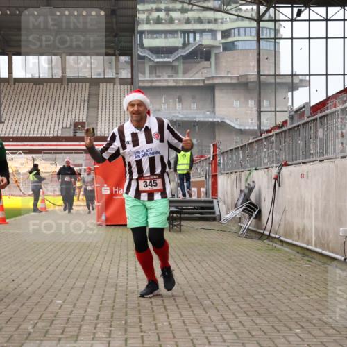 08.12.2024 - St. Pauli X-Mass-Run No. 14 Yannick Fuchs http://msf.ph/oto/7479951 08.12.2024 10:02:57 Ziel 345, 349, 613, 630, 1018, 1219, 1958, 2213, 2265, 2426, 3039, 3104, 3105 meine-sportfotos.de