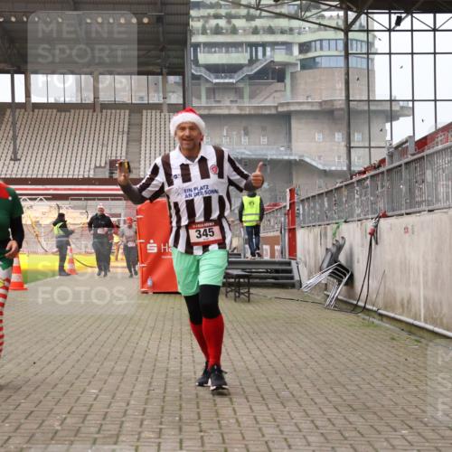 08.12.2024 - St. Pauli X-Mass-Run No. 14 Yannick Fuchs http://msf.ph/oto/7479954 08.12.2024 10:02:57 Ziel 345, 349, 613, 630, 1018, 1219, 1958, 2213, 2265, 2426, 3039, 3104, 3105 meine-sportfotos.de