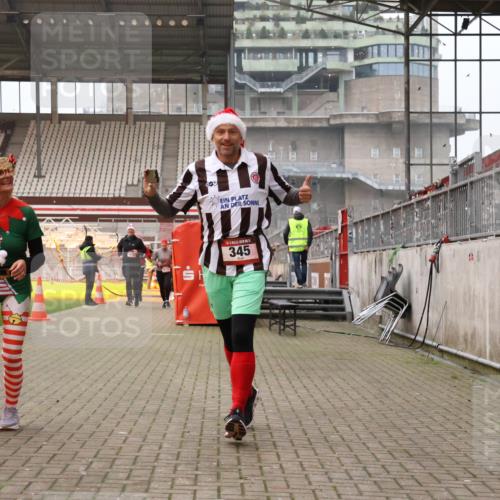 08.12.2024 - St. Pauli X-Mass-Run No. 14 Yannick Fuchs http://msf.ph/oto/7479958 08.12.2024 10:02:57 Ziel 345, 349, 613, 630, 1018, 1219, 1958, 2213, 2265, 2426, 3039, 3104, 3105 meine-sportfotos.de
