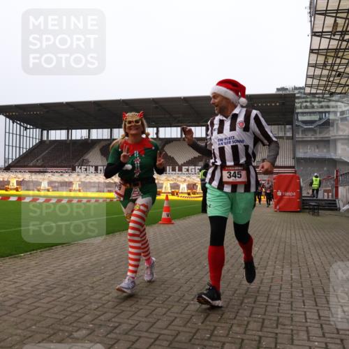 08.12.2024 - St. Pauli X-Mass-Run No. 14 Yannick Fuchs http://msf.ph/oto/7479987 08.12.2024 10:02:58 Ziel 345, 349, 613, 630, 1018, 1219, 1958, 2213, 2265, 2426, 3039, 3104, 3105 meine-sportfotos.de