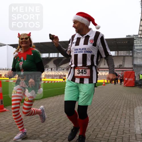 08.12.2024 - St. Pauli X-Mass-Run No. 14 Yannick Fuchs http://msf.ph/oto/7480014 08.12.2024 10:02:59 Ziel 345, 349, 613, 630, 1018, 1219, 1958, 2213, 2265, 2426, 3039, 3104, 3105 meine-sportfotos.de