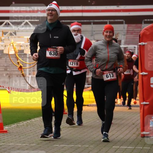 08.12.2024 - St. Pauli X-Mass-Run No. 14 Yannick Fuchs http://msf.ph/oto/7480020 08.12.2024 10:03:00 Ziel 345, 349, 613, 630, 1018, 1219, 1958, 2213, 2265, 2426, 3039, 3104, 3105 meine-sportfotos.de
