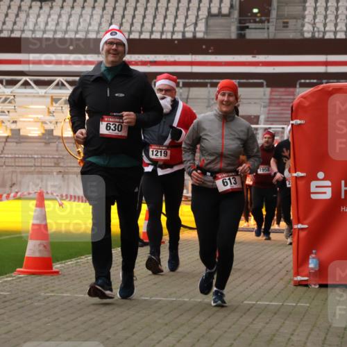 08.12.2024 - St. Pauli X-Mass-Run No. 14 Yannick Fuchs http://msf.ph/oto/7480033 08.12.2024 10:03:01 Ziel 345, 349, 613, 630, 1018, 1219, 1958, 2213, 2265, 2426, 3039, 3104, 3105 meine-sportfotos.de
