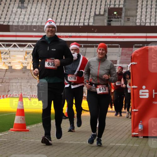 08.12.2024 - St. Pauli X-Mass-Run No. 14 Yannick Fuchs http://msf.ph/oto/7480037 08.12.2024 10:03:01 Ziel 345, 349, 613, 630, 1018, 1219, 1958, 2213, 2265, 2426, 3039, 3104, 3105 meine-sportfotos.de