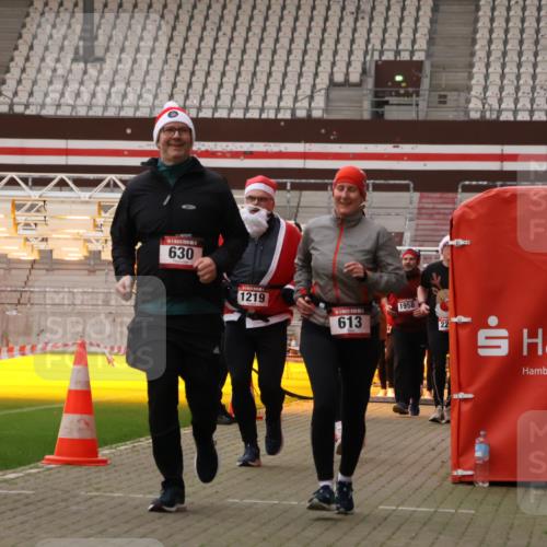 08.12.2024 - St. Pauli X-Mass-Run No. 14 Yannick Fuchs http://msf.ph/oto/7480039 08.12.2024 10:03:01 Ziel 345, 349, 613, 630, 1018, 1219, 1958, 2213, 2265, 2426, 3039, 3104, 3105 meine-sportfotos.de