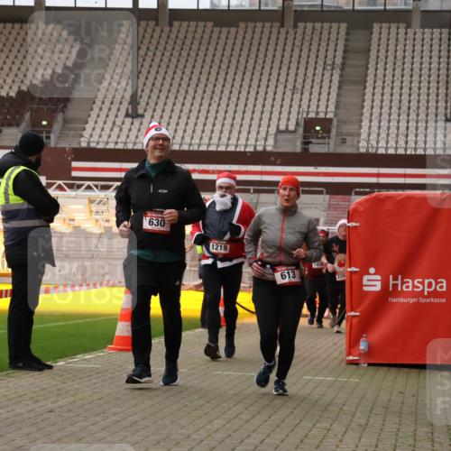 08.12.2024 - St. Pauli X-Mass-Run No. 14 Yannick Fuchs http://msf.ph/oto/7480045 08.12.2024 10:03:02 Ziel 253, 345, 349, 613, 630, 1018, 1219, 1385, 1958, 2213, 2265, 2426, 3039 meine-sportfotos.de