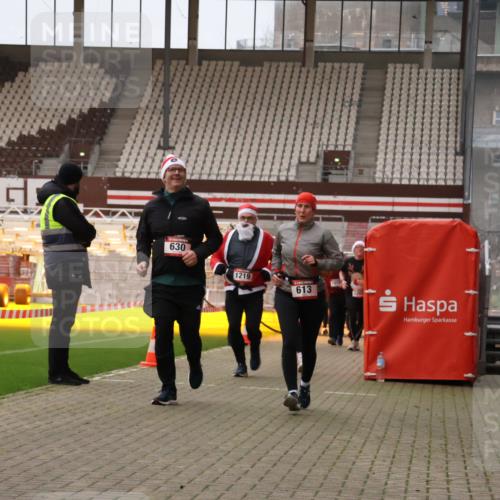 08.12.2024 - St. Pauli X-Mass-Run No. 14 Yannick Fuchs http://msf.ph/oto/7480052 08.12.2024 10:03:02 Ziel 253, 345, 349, 613, 630, 1018, 1219, 1385, 1958, 2213, 2265, 2426, 3039 meine-sportfotos.de