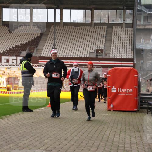 08.12.2024 - St. Pauli X-Mass-Run No. 14 Yannick Fuchs http://msf.ph/oto/7480058 08.12.2024 10:03:02 Ziel 253, 345, 349, 613, 630, 1018, 1219, 1385, 1958, 2213, 2265, 2426, 3039 meine-sportfotos.de