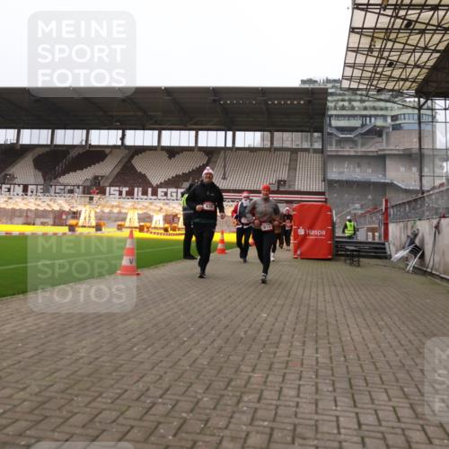 08.12.2024 - St. Pauli X-Mass-Run No. 14 Yannick Fuchs http://msf.ph/oto/7480067 08.12.2024 10:03:03 Ziel 253, 345, 349, 613, 630, 1219, 1385, 1958, 2213, 2265, 3039 meine-sportfotos.de