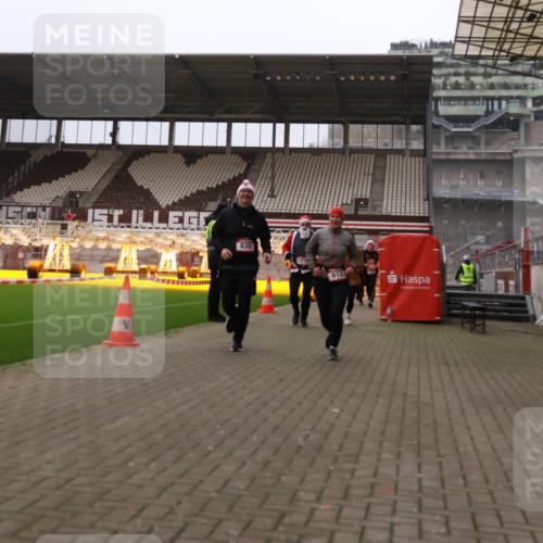08.12.2024 - St. Pauli X-Mass-Run No. 14 Yannick Fuchs http://msf.ph/oto/7480069 08.12.2024 10:03:03 Ziel 253, 345, 349, 613, 630, 1219, 1385, 1958, 2213, 2265, 3039 meine-sportfotos.de