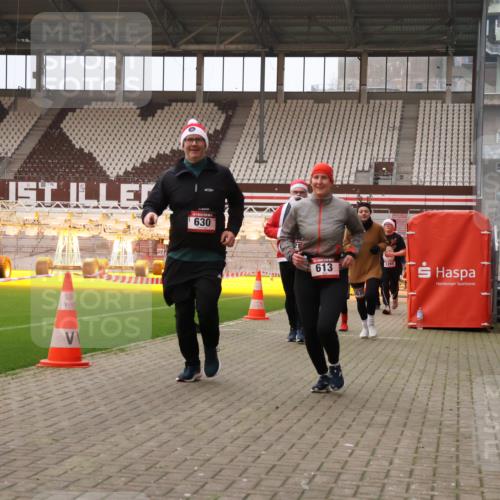 08.12.2024 - St. Pauli X-Mass-Run No. 14 Yannick Fuchs http://msf.ph/oto/7480073 08.12.2024 10:03:04 Ziel 253, 345, 349, 613, 630, 1219, 1385, 1958, 2213, 2265, 3039 meine-sportfotos.de