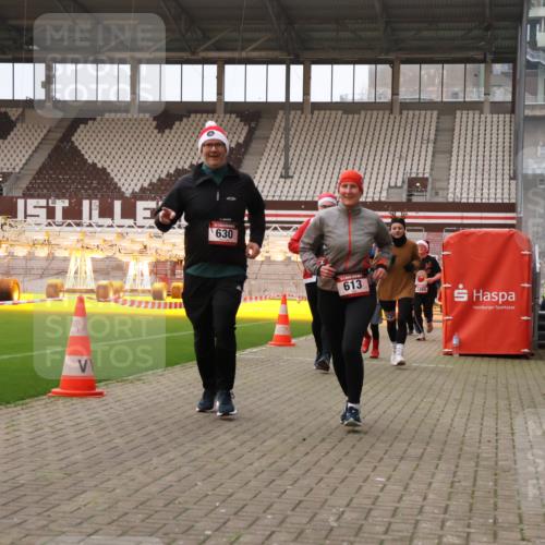 08.12.2024 - St. Pauli X-Mass-Run No. 14 Yannick Fuchs http://msf.ph/oto/7480076 08.12.2024 10:03:04 Ziel 253, 345, 349, 613, 630, 1219, 1385, 1958, 2213, 2265, 3039 meine-sportfotos.de