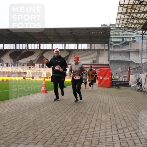 08.12.2024 - St. Pauli X-Mass-Run No. 14 Yannick Fuchs http://msf.ph/oto/7480095 08.12.2024 10:03:04 Ziel 253, 345, 349, 613, 630, 1219, 1385, 1958, 2213, 2265, 3039 meine-sportfotos.de