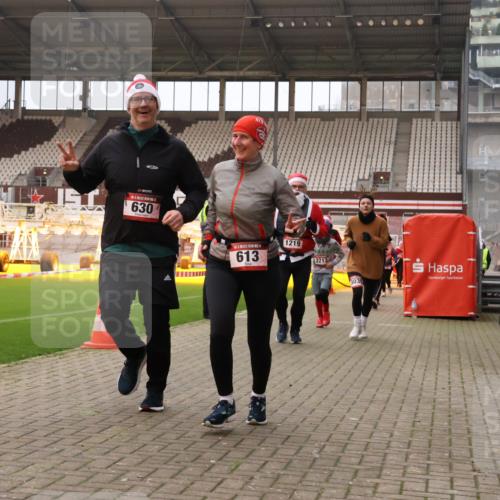 08.12.2024 - St. Pauli X-Mass-Run No. 14 Yannick Fuchs http://msf.ph/oto/7480105 08.12.2024 10:03:05 Ziel 253, 345, 349, 406, 613, 630, 1219, 1385, 1958, 2213, 2265, 3039 meine-sportfotos.de