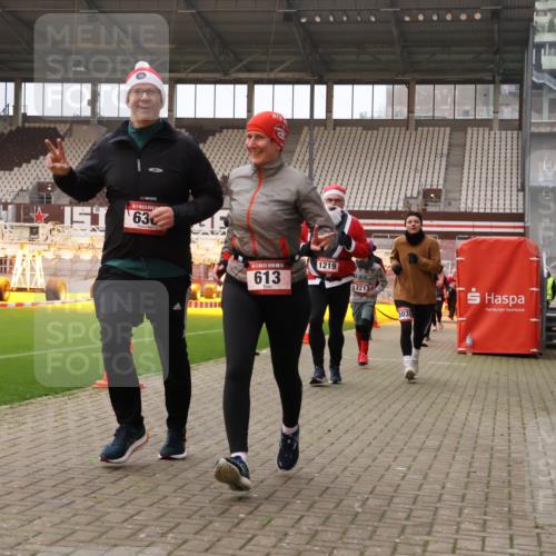 08.12.2024 - St. Pauli X-Mass-Run No. 14 Yannick Fuchs http://msf.ph/oto/7480108 08.12.2024 10:03:05 Ziel 253, 345, 349, 406, 613, 630, 1219, 1385, 1958, 2213, 2265, 3039 meine-sportfotos.de