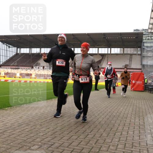 08.12.2024 - St. Pauli X-Mass-Run No. 14 Yannick Fuchs http://msf.ph/oto/7480126 08.12.2024 10:03:05 Ziel 253, 345, 349, 406, 613, 630, 1219, 1385, 1958, 2213, 2265, 3039 meine-sportfotos.de