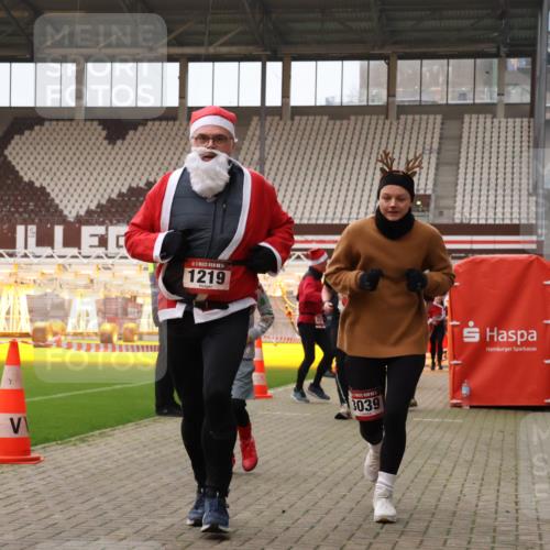 08.12.2024 - St. Pauli X-Mass-Run No. 14 Yannick Fuchs http://msf.ph/oto/7480154 08.12.2024 10:03:07 Ziel 253, 345, 349, 406, 613, 630, 809, 1219, 1385, 1958, 2213, 2265, 3039 meine-sportfotos.de