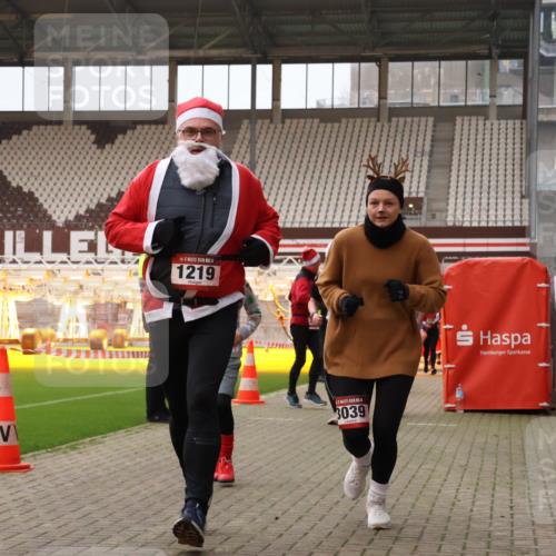 08.12.2024 - St. Pauli X-Mass-Run No. 14 Yannick Fuchs http://msf.ph/oto/7480157 08.12.2024 10:03:07 Ziel 253, 345, 349, 406, 613, 630, 809, 1219, 1385, 1958, 2213, 2265, 3039 meine-sportfotos.de