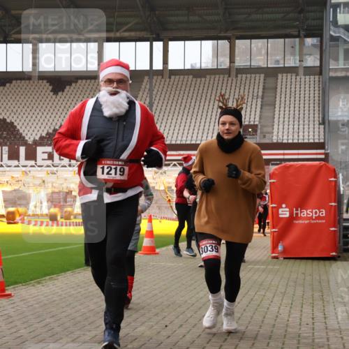 08.12.2024 - St. Pauli X-Mass-Run No. 14 Yannick Fuchs http://msf.ph/oto/7480160 08.12.2024 10:03:07 Ziel 253, 345, 349, 406, 613, 630, 809, 1219, 1385, 1958, 2213, 2265, 3039 meine-sportfotos.de