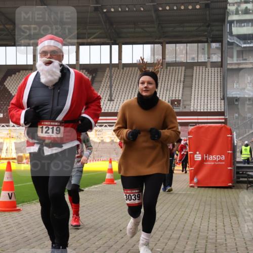 08.12.2024 - St. Pauli X-Mass-Run No. 14 Yannick Fuchs http://msf.ph/oto/7480166 08.12.2024 10:03:07 Ziel 253, 345, 349, 406, 613, 630, 809, 1219, 1385, 1958, 2213, 2265, 3039 meine-sportfotos.de