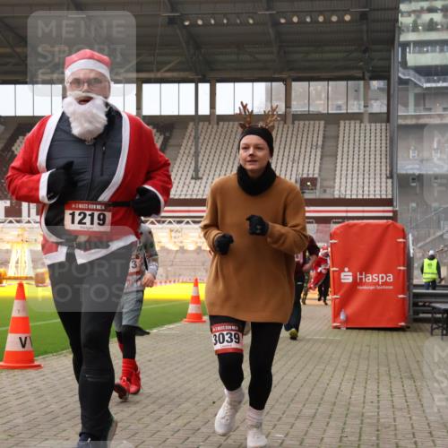 08.12.2024 - St. Pauli X-Mass-Run No. 14 Yannick Fuchs http://msf.ph/oto/7480167 08.12.2024 10:03:07 Ziel 253, 345, 349, 406, 613, 630, 809, 1219, 1385, 1958, 2213, 2265, 3039 meine-sportfotos.de