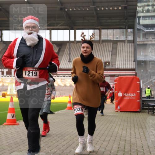 08.12.2024 - St. Pauli X-Mass-Run No. 14 Yannick Fuchs http://msf.ph/oto/7480170 08.12.2024 10:03:07 Ziel 253, 345, 349, 406, 613, 630, 809, 1219, 1385, 1958, 2213, 2265, 3039 meine-sportfotos.de