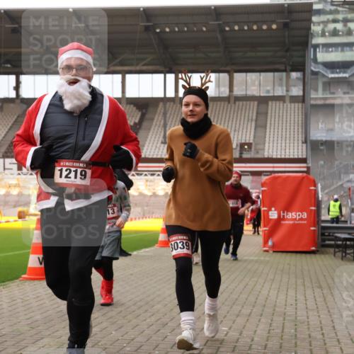 08.12.2024 - St. Pauli X-Mass-Run No. 14 Yannick Fuchs http://msf.ph/oto/7480173 08.12.2024 10:03:08 Ziel 253, 345, 349, 406, 613, 630, 809, 1219, 1385, 1958, 2213, 2265, 3039 meine-sportfotos.de