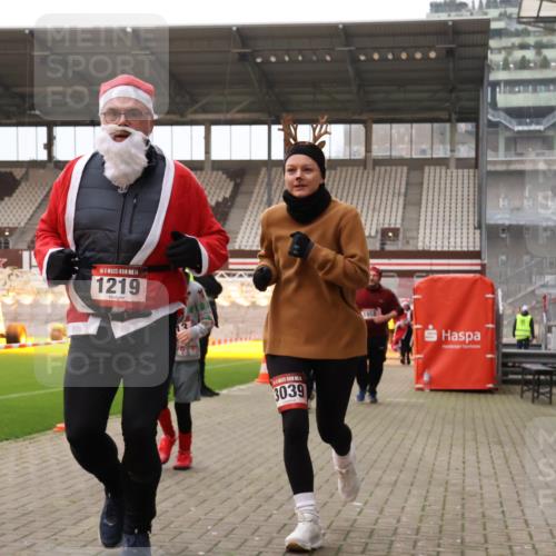 08.12.2024 - St. Pauli X-Mass-Run No. 14 Yannick Fuchs http://msf.ph/oto/7480176 08.12.2024 10:03:08 Ziel 253, 345, 349, 406, 613, 630, 809, 1219, 1385, 1958, 2213, 2265, 3039 meine-sportfotos.de