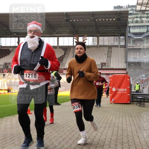 08.12.2024 - St. Pauli X-Mass-Run No. 14 Yannick Fuchs http://msf.ph/oto/7480179 08.12.2024 10:03:08 Ziel 253, 345, 349, 406, 613, 630, 809, 1219, 1385, 1958, 2213, 2265, 3039 meine-sportfotos.de