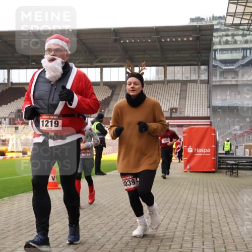 08.12.2024 - St. Pauli X-Mass-Run No. 14 Yannick Fuchs http://msf.ph/oto/7480183 08.12.2024 10:03:08 Ziel 253, 345, 349, 406, 613, 630, 809, 1219, 1385, 1958, 2213, 2265, 3039 meine-sportfotos.de