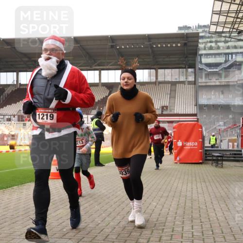 08.12.2024 - St. Pauli X-Mass-Run No. 14 Yannick Fuchs http://msf.ph/oto/7480186 08.12.2024 10:03:08 Ziel 253, 345, 349, 406, 613, 630, 809, 1219, 1385, 1958, 2213, 2265, 3039 meine-sportfotos.de