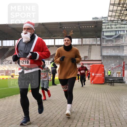 08.12.2024 - St. Pauli X-Mass-Run No. 14 Yannick Fuchs http://msf.ph/oto/7480188 08.12.2024 10:03:08 Ziel 253, 345, 349, 406, 613, 630, 809, 1219, 1385, 1958, 2213, 2265, 3039 meine-sportfotos.de