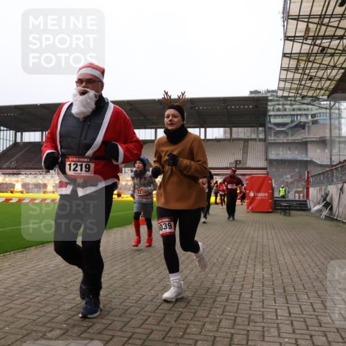 08.12.2024 - St. Pauli X-Mass-Run No. 14 Yannick Fuchs http://msf.ph/oto/7480193 08.12.2024 10:03:08 Ziel 253, 345, 349, 406, 613, 630, 809, 1219, 1385, 1958, 2213, 2265, 3039 meine-sportfotos.de