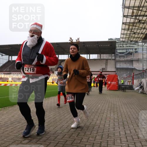 08.12.2024 - St. Pauli X-Mass-Run No. 14 Yannick Fuchs http://msf.ph/oto/7480196 08.12.2024 10:03:08 Ziel 253, 345, 349, 406, 613, 630, 809, 1219, 1385, 1958, 2213, 2265, 3039 meine-sportfotos.de