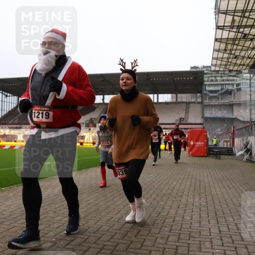 08.12.2024 - St. Pauli X-Mass-Run No. 14 Yannick Fuchs http://msf.ph/oto/7480198 08.12.2024 10:03:08 Ziel 253, 345, 349, 406, 613, 630, 809, 1219, 1385, 1958, 2213, 2265, 3039 meine-sportfotos.de