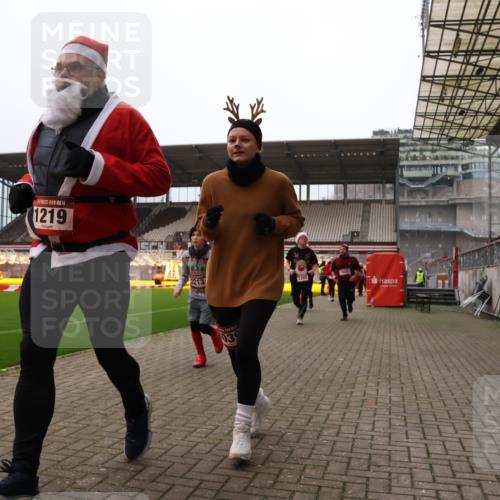08.12.2024 - St. Pauli X-Mass-Run No. 14 Yannick Fuchs http://msf.ph/oto/7480201 08.12.2024 10:03:09 Ziel 253, 406, 613, 630, 809, 1219, 1385, 1958, 2213, 2265, 3039 meine-sportfotos.de