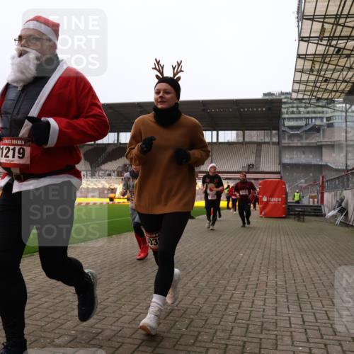 08.12.2024 - St. Pauli X-Mass-Run No. 14 Yannick Fuchs http://msf.ph/oto/7480204 08.12.2024 10:03:09 Ziel 253, 406, 613, 630, 809, 1219, 1385, 1958, 2213, 2265, 3039 meine-sportfotos.de