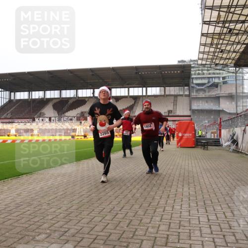 08.12.2024 - St. Pauli X-Mass-Run No. 14 Yannick Fuchs http://msf.ph/oto/7480230 08.12.2024 10:03:11 Ziel 253, 406, 613, 630, 809, 1219, 1385, 1958, 2213, 2265, 3039 meine-sportfotos.de