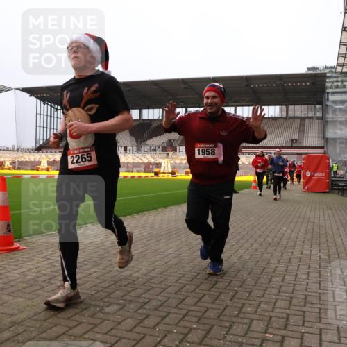 08.12.2024 - St. Pauli X-Mass-Run No. 14 Yannick Fuchs http://msf.ph/oto/7480248 08.12.2024 10:03:12 Ziel 253, 406, 613, 630, 809, 1219, 1385, 1958, 2213, 2265, 3039 meine-sportfotos.de